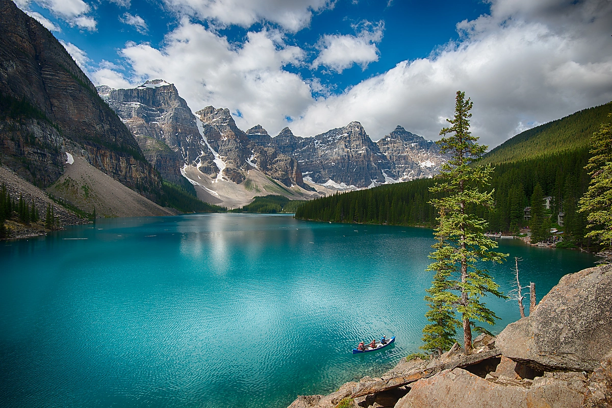 turquoise blue mountain lake surrounded by montain peaks