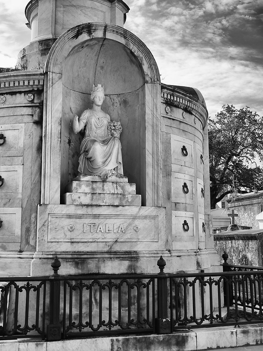 Italian Benevolent Society Tomb, St. Louis Cemetery No. 1